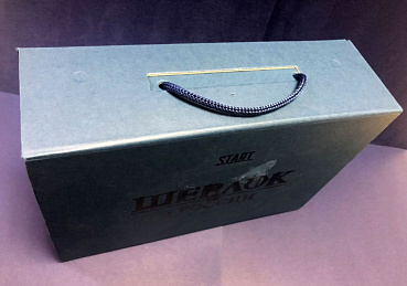 Коробка подарочная цветная с ручкой шнуром