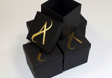 Стильные черные коробки с тиснением логотипа